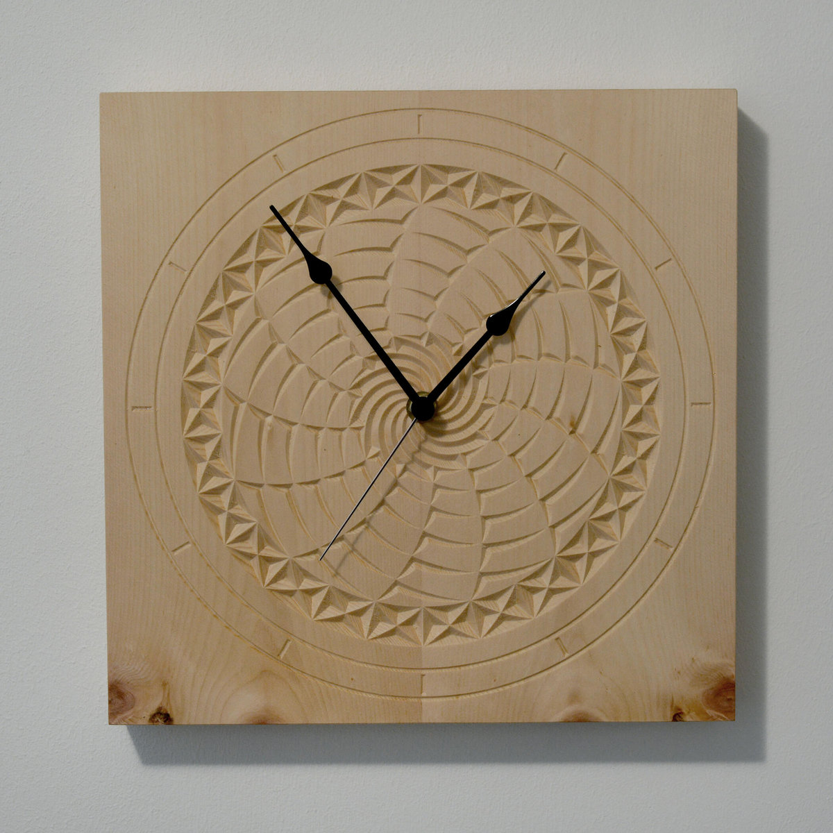 Uhr aus Holz der WMS Holzhandwerk OG
